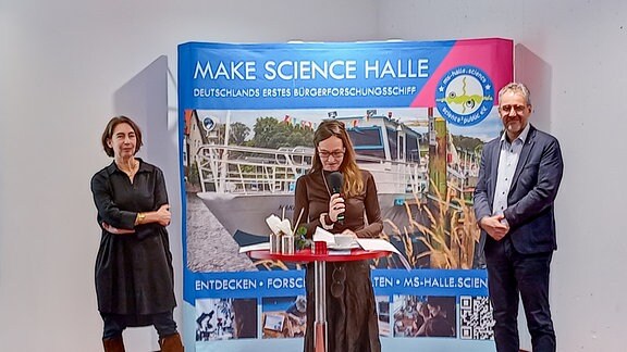 Ilka Bickmann, science2public, bedankt sich für die Förderung. An ihrer Seite Susanne Vollberg, stellvertretende Vorsitzende und Andreas Nowak, Geschäftsführer MMZ.