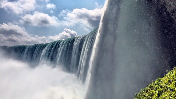 Die Niagarafälle an der Grenze zwischen dem US-amerikanischen Bundesstaat New York und der kanadischen Provinz Ontario