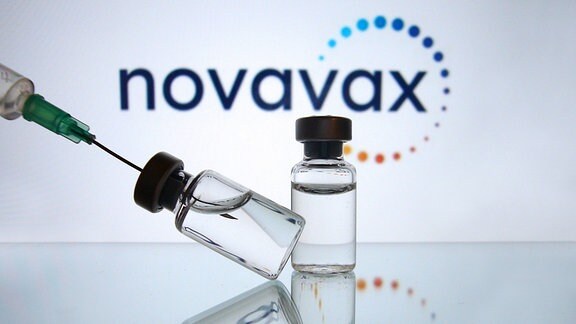 Novavax-Impfdosen mit Impfstoff zur Injektion mit einer Kanuele
