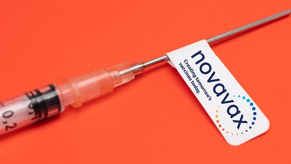 Spritzen mit dem Impfstoff: Novavax, NVX-CoV2373