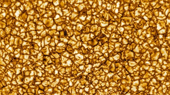 Detailaufnahme der Sonnenoberfläche. Zu sehen ist eine zellartige Struktur. Jeder einzelne Zelle hat eine Fläche von etwa 700.000 Quadratkilometern.