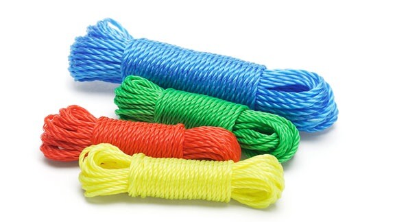 Nylon-Seile liegen auf einer Fläche.