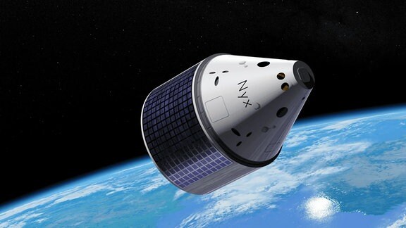 Eine Illustration der deutsch-französischen Nyx-Raumkapsel im Weltraum. Im Hintergrund ist ein Ausschnitt der Erde zu erkennen.