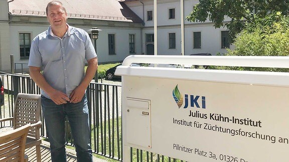 Prof. Dr. Henryk Flachowsky im Innenhof des Julius-Kühn-Institutes Dresden