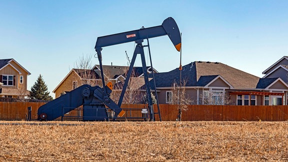 Eine Ölquelle in der Nähe einer Wohnsiedlung in Colorado s Front Range 