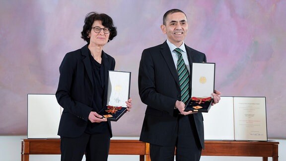Verleihung des Bundesverdienstkreuzes an Biontech-Gründer Özlem Türeci und Ugur Sahin Verleihung des Bundesverdienstkreuz an die Biontech Gruender