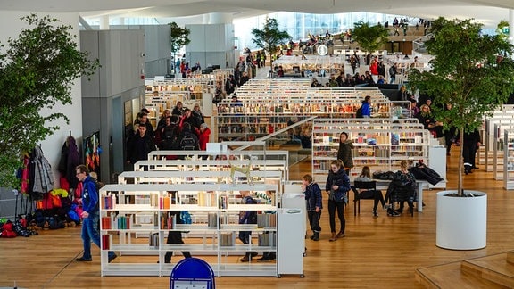 Oodi-Bibliothek Helsinki: Innenansicht, Bücher