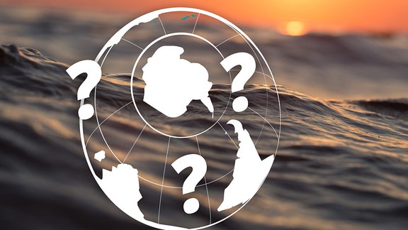 Stilisierter Globus mit Südpol im Zentrum und drei großen Fragezeichen als weiße Strichgrafik auf Foto: Wasser, Wogen, Sonnenuntergang