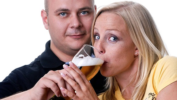 Ein Paar trinkt gemeinsam ein Bier