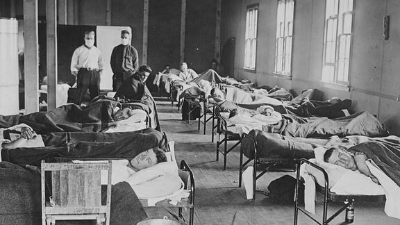 Fälle der Spanischen Grippe werden im Kasernenkrankenhaus auf dem Campus des Colorado Agricultural College behandelt, 1918