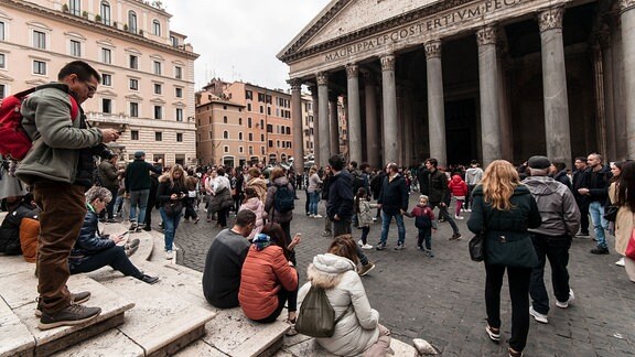 Ein Blick auf das Pantheon im historischen Zentrum von Rom in Italien.