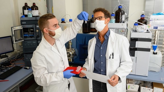 Studienleiter Prof. Dr. Oliver Werz (r.) und Erstautor Paul Jordan von der Universität Jena begutachten eine Probe aus menschlichen Immunzellen.