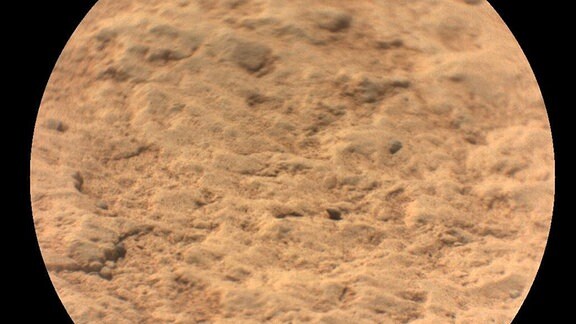 Hochauflösende Nahaufnahme eines bräunlich-roten Gesteins auf dem Mars