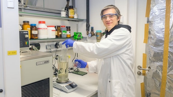 Christian Sonnendecker, Enzymforscher Uni Leipzig steht im Labor. 