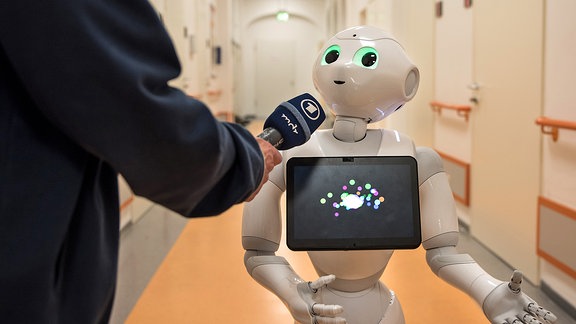 Roboter Pepper wird im Uni-Klinikum Halle getestet, ob er für die Pflege eingesetzt werden kann
