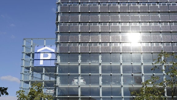 Eine Parkhausfassade, die mit Solarpanelen bestückt ist
