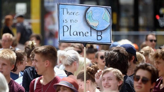 Demoschild mit der Aufschrift: There is no Planet B