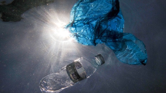 Plastikmüll treibt im Meer.