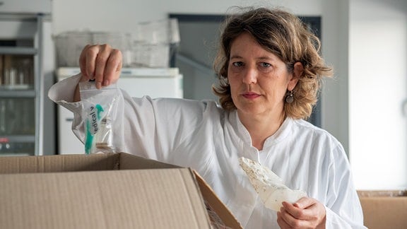 Dr. Melanie Bergmann sortiert Plastik-Müll.