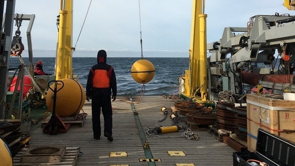 An Bord des koreanischen Forschungsschiffs R/V Aaron: Zu sehen sind zwi gelbe Kugeln, bei denen es sich um Schwimmkörper handelt, die Unterwassermikrophone in sich tragen.