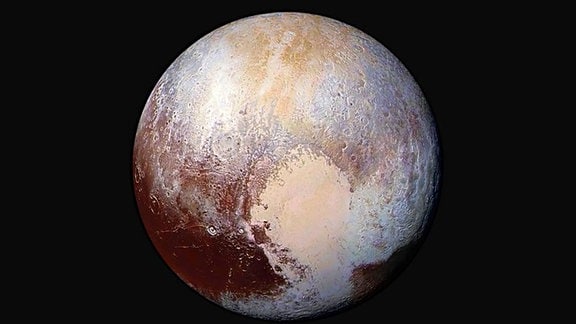 Der Zwergplanet Pluto in Falschfarben dargestellt zur Illustration.