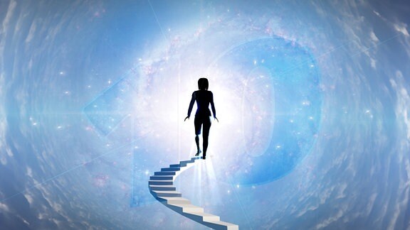 Zeichnung: Eine Frau geht eine frei im Raum schwebende Treppe hinauf und auf eine helle Lichtquelle zu. Im Hintergrund ist schemenhaft eine 10 zu erkennen.