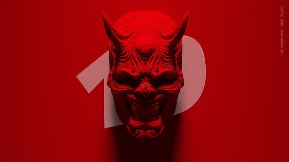Rot eingefärbte Teufelsmaske vor einer hellroten Zahl 10.