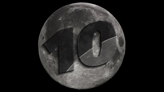 Ansicht des Mondes mit einer reliefartigen Struktur der Zahl 10.