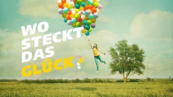 Eine Frau hebt mithilfe eines großen Bündels Luftballons über einer Wiesenlandschaft ab. Text: Wo steckt das Glück?