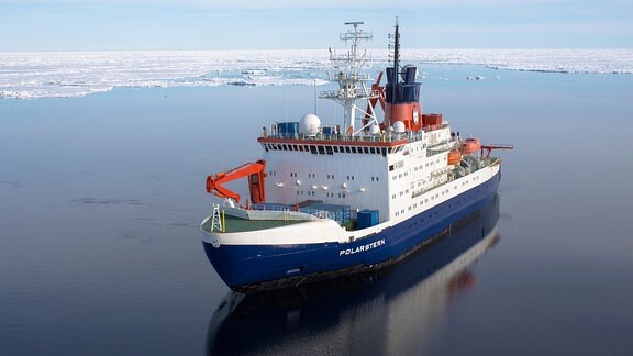 Der deutsche Forschungseisbrecher Polarstern treibt für Forschungsarbeiten über dem Bereich der 'Aurora' Hydrothermalquellen am Westlichen Gakkel Rücken bei ca. 82¡53'N und 6¡15'W.