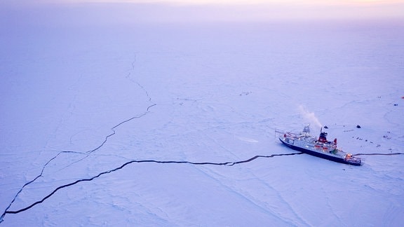 Blick auf Scholle mit Riss und Forschungsschiff 'Polarstern'