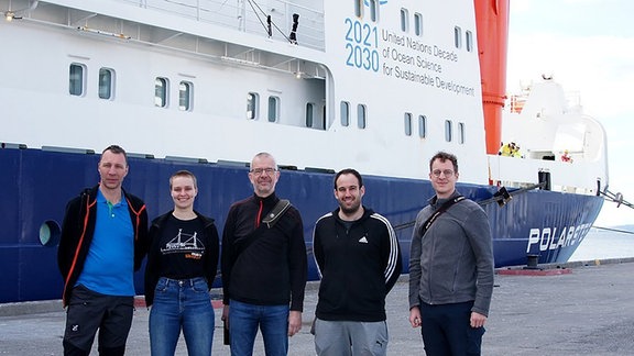Das Expeditionsteam der TUD vor der Abfahrt der Polarstern in Hobart, Australien: Lutz Eberlein, Marie Weber, Mirko Scheinert, Xabier Blanch Gorriz und Erik Loebel (v.l.n.r.)