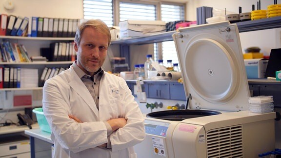 Virologe Prof. Dr. Dr. Luka Cicin-Sain in seinem Labor im Helmholtz Zentrum für Infektionsforschung