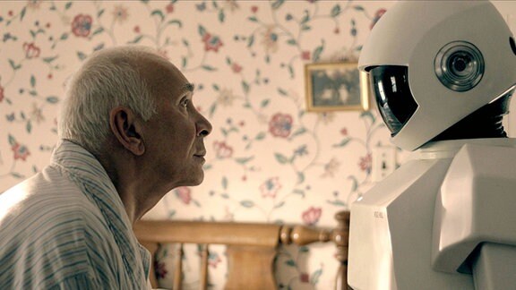 Filmszene aus "Robot And Frank" 2012, - Beide Charaktere schauen sich an