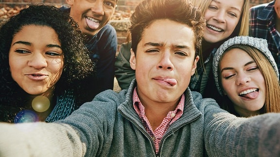 Eine Gruppe junger Leute macht ein Selfie