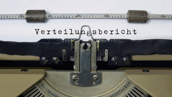 Schreibmaschine mit Schriftzug Verteilungsbericht