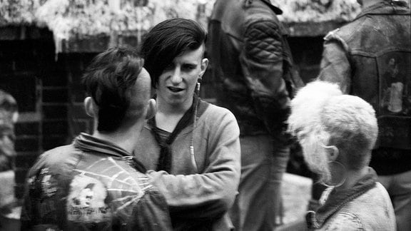 Punks während einer Mahnwache für die politischen Gefangenen der DDR vor der Gethsemanekirche in Berlin/Ost.