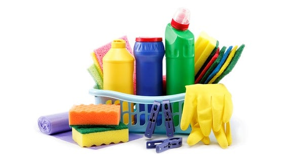Putzmittel, Schwämme, Tücher, Rolle Müllbeutel, Haushaltshandschuhe und Klammern