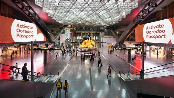 Innenansicht des Terminals im Hamad-International-Airport in Doha, Katar