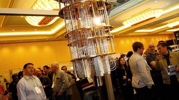 Besucher betrachten einen Prototyp von IBMs 50-Qubit-Quantencomputer während der CES 2018 im Sands Expo Center in Las Vegas.
