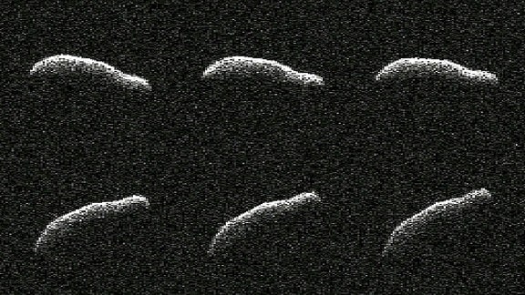 Collage zeigt sechs planetare Radarbeobachtungen von 2011 AG5 