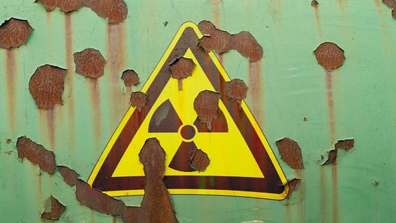 Symbol für Radioaktivität auf einer rostigen Oberfläche