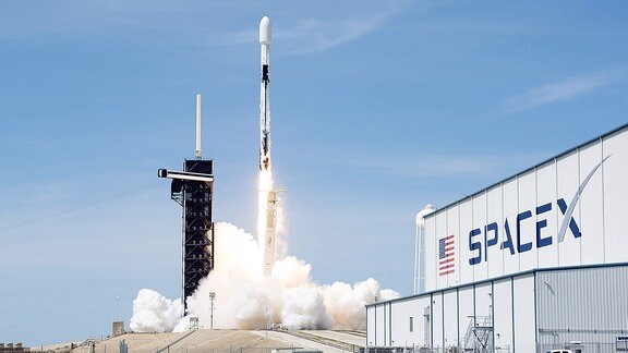 Eine SpaceX Falcon 9-Rakete startet am Mittwoch, 22. April 2020, um 15.30 Uhr vom Komplex 39A im Kennedy Space Center, Florida.