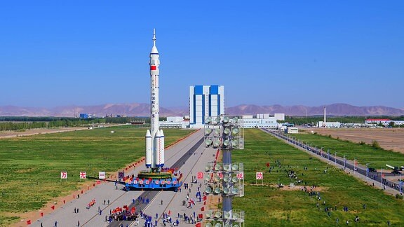 Transport der Rakete Langer Marsch-2F zum Startplatz am Weltraumbahnhof Jiuquan in China