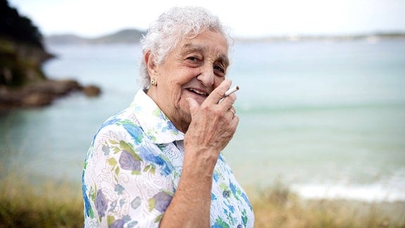 Ältere Frau mit Zigarette