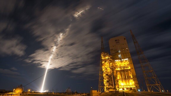 Langzeitbelichtung eines Raketenstarts