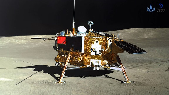 Das Foto, das der Rover Yutu-2 (Jade Rabbit-2) am 11. Januar 2019 aufgenommen hat, zeigt den Lander der Sonde Chang e-4.