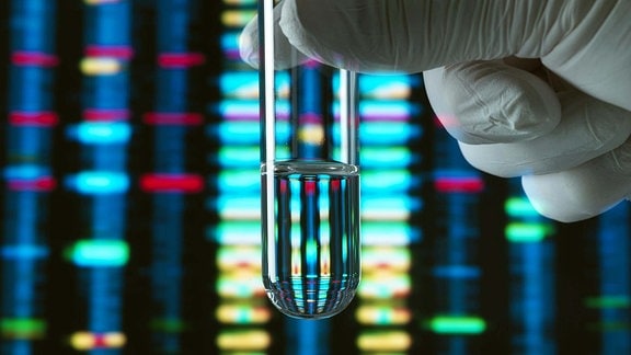 Reagenzglas vor Gensequenz