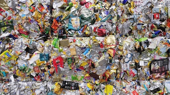 Gepresste Folienverpackungen auf einem Recyclinghof