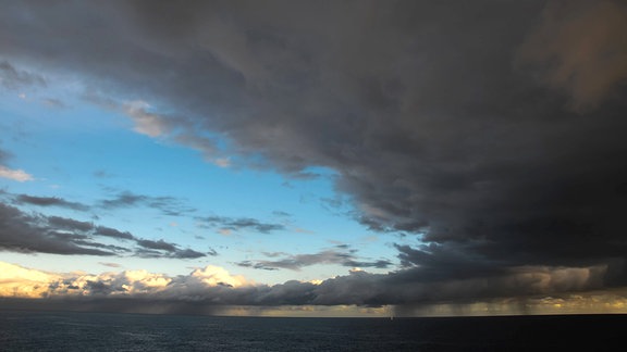 Dunkle Wolken über dem Meer